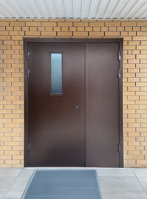 Подъездная дверь с узким стеклом