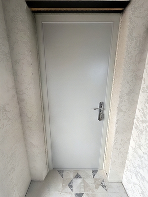 Серая техническая дверь Серая техническая дверь