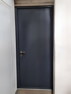 Серая техническая дверь Серая техническая дверь